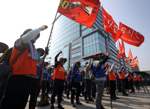 전면파업에 들어간 현대중공업 노동조합이 울산 회사 본관 앞에 구호를 외치고 있다. <연합뉴스>